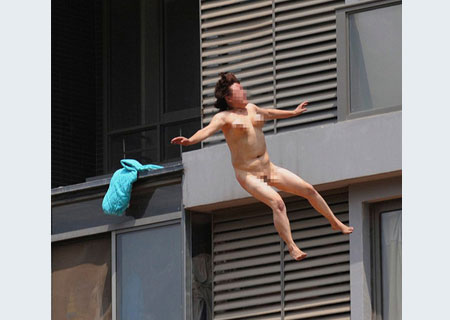 比拍电影还精彩！实拍合肥一妇女裸体从11楼跳下